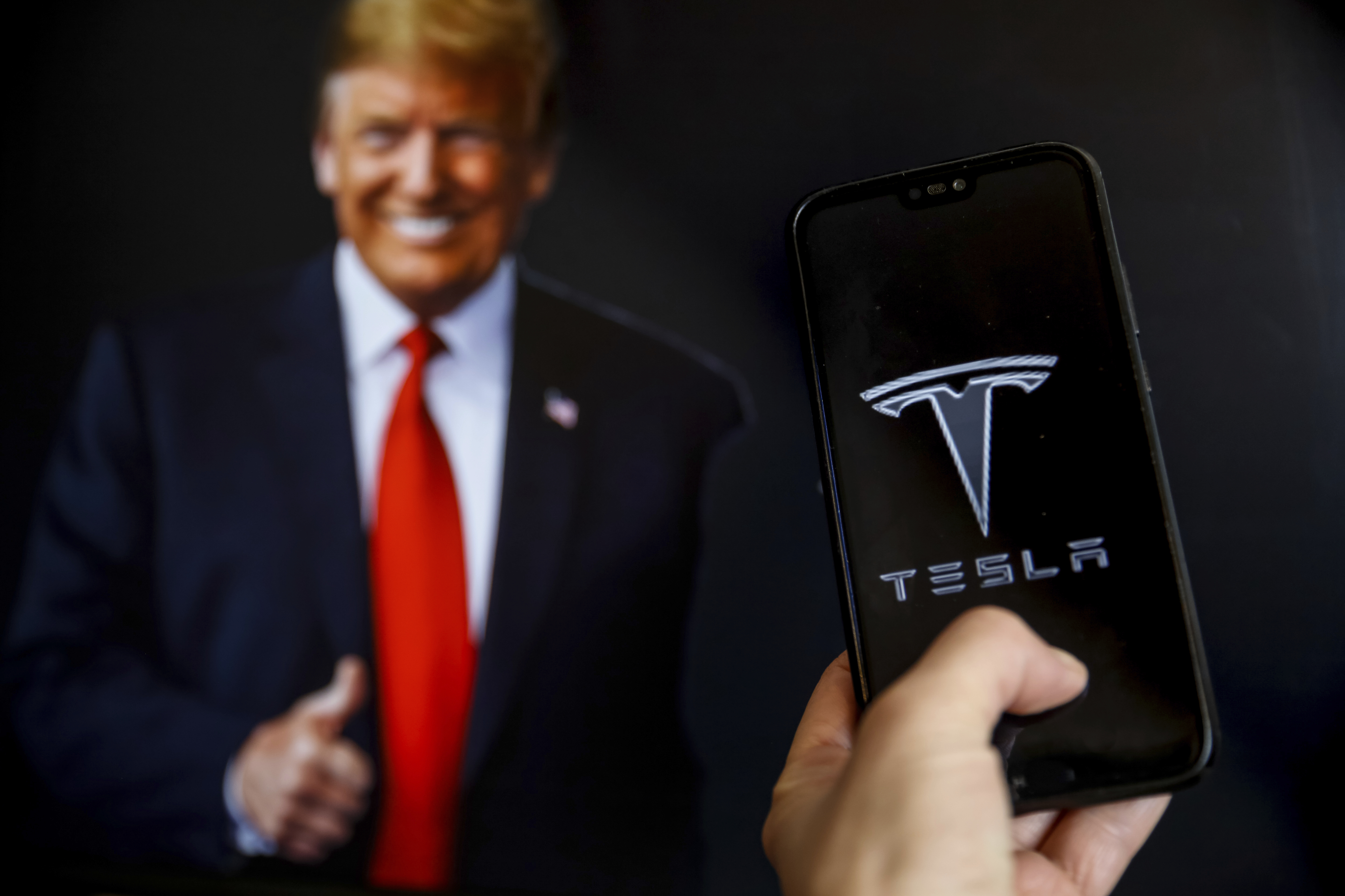 川普警告特斯拉破坏者：听说萨尔瓦多监狱条件挺好