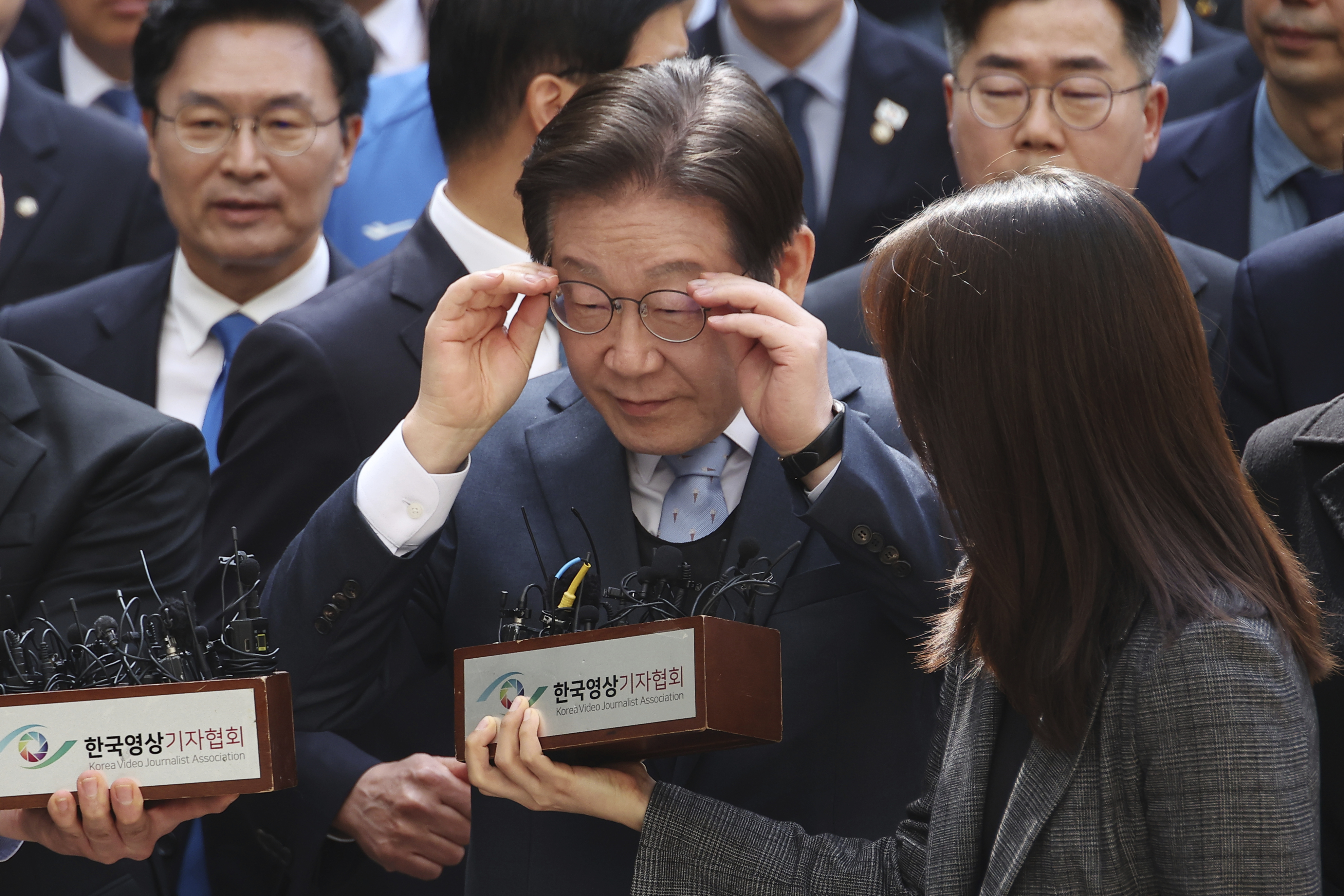 韩国大选若三者对决：“李在明支持率第一”