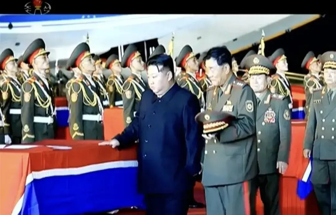 金正恩在机场迎接海外作战阵亡官兵遗体归国。图/朝鲜中央电视台报道截图