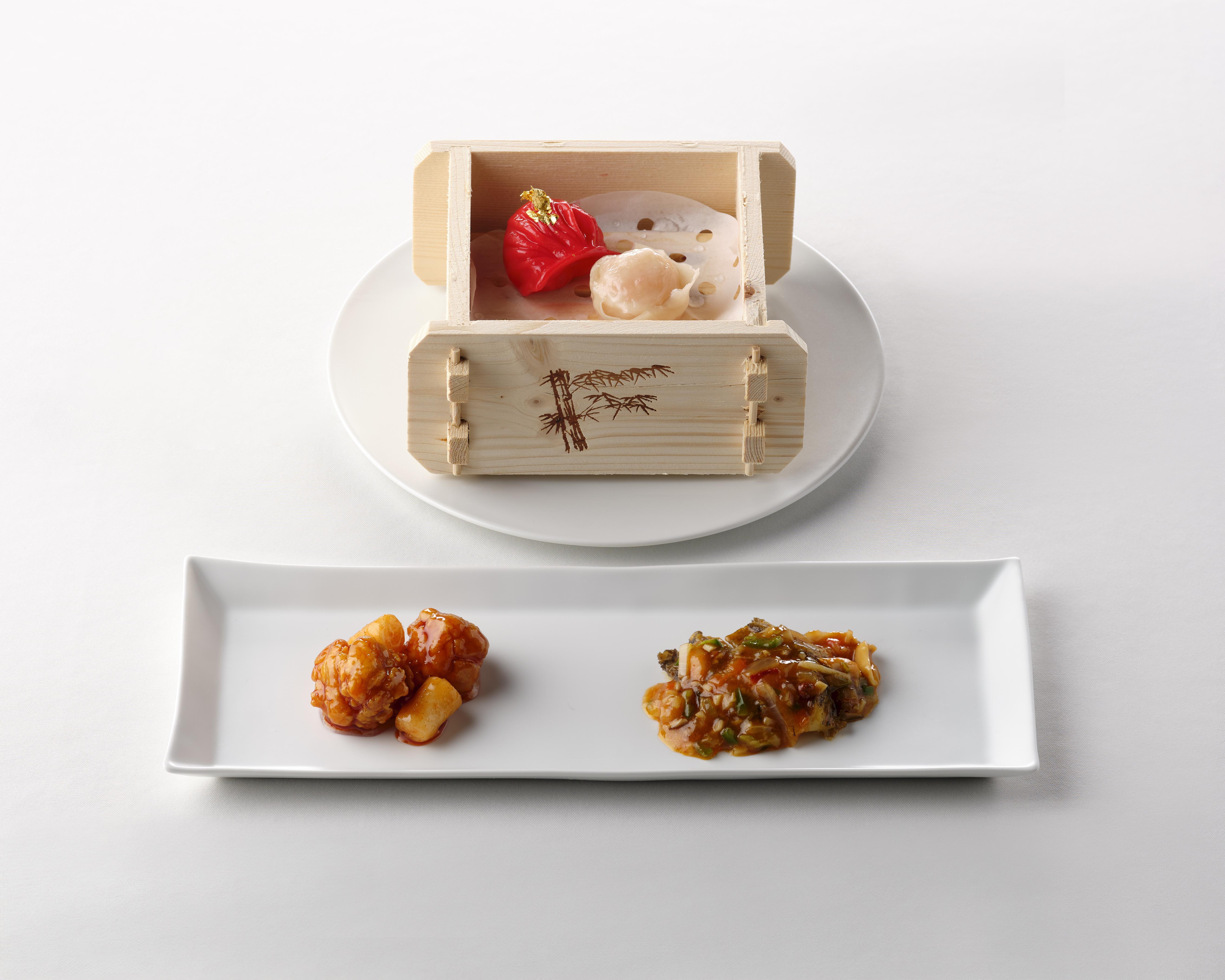 主菜部分有韩式炸鸡块、麻辣炒鲍鱼、中韩融合饺子与虾仁点心,展现出两国风味的碰撞与融合。(韩国总统府提供)