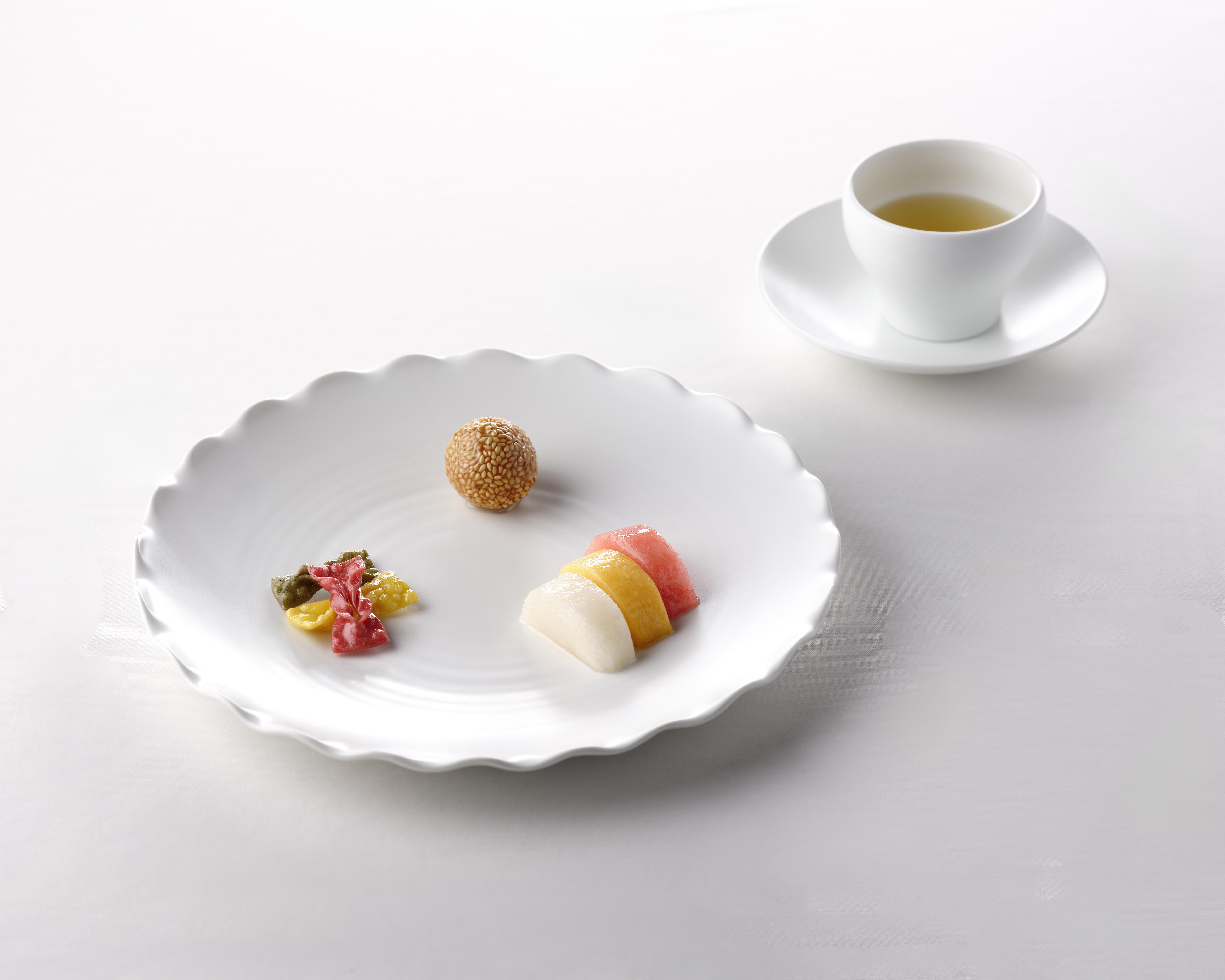 晚宴甜点是中国芝麻球、韩国三色梅作果与三色水果,搭配宝城绿茶。(韩国总统府提供)