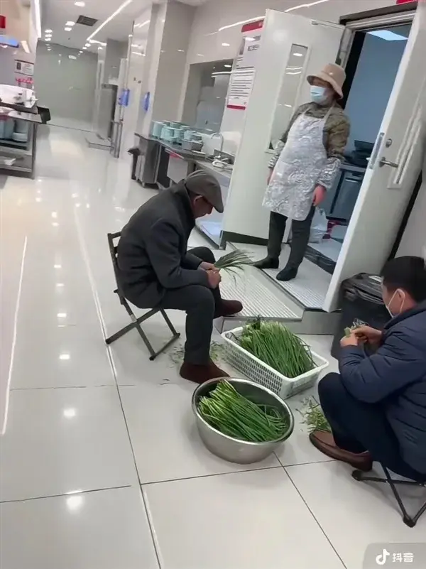 刘强东父母现身京东食堂做饭 网友:接地气的一家人