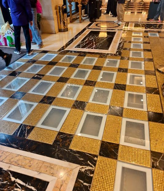 酒店大堂金砖被撤走（图源网络）