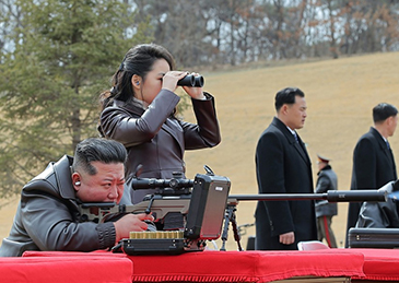 金正恩向主要领导干部赠送新一代狙击步枪