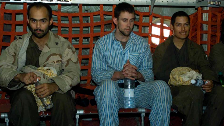 2003年，美军被俘飞行员小罗纳德·杨（中）从伊拉克逃脱后，前往科威特。