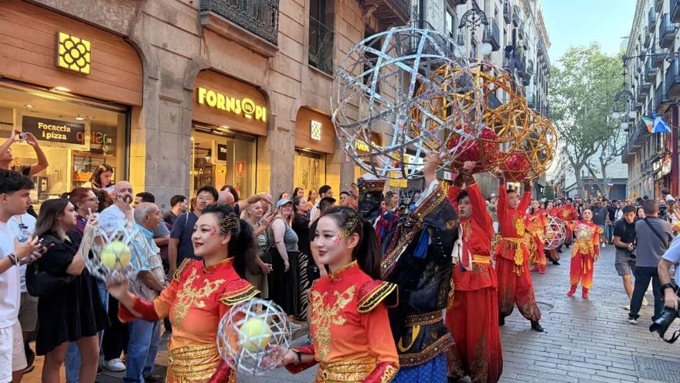 上海奉贤滚灯亮相西班牙巴塞罗那圣梅尔塞节开幕式。